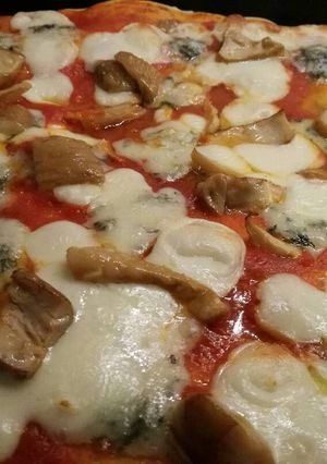 Foto di Pizza alta porcini e gorgonzola piccante