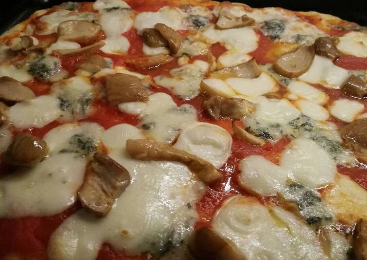 Pizza alta porcini e gorgonzola piccante