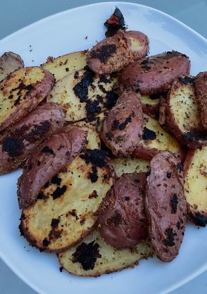 Une photo de Pommes de terre grillées ail piment basilic