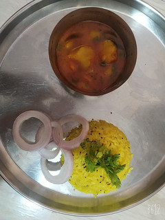 બટાકા નું શાક રસાવાળુ વીથ રાઈસ(bataka nu saak rasvalu with rice recipe in gujarati) રેસીપી મુખ્ય ફોટો