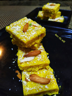 बेसन गोंद बर्फी(besan gond ki barf recipe in hindi) रेसिपी मुख्य फोटो