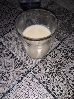 Una foto de Yogurt de pájaros o kéfir con plátano