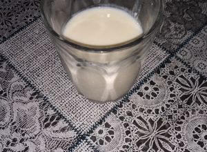 Una foto de Yogurt de pájaros o kéfir con plátano