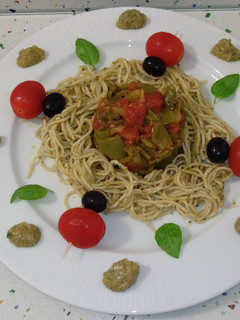 Una foto de Fideos chinos con guacamole y pimentada