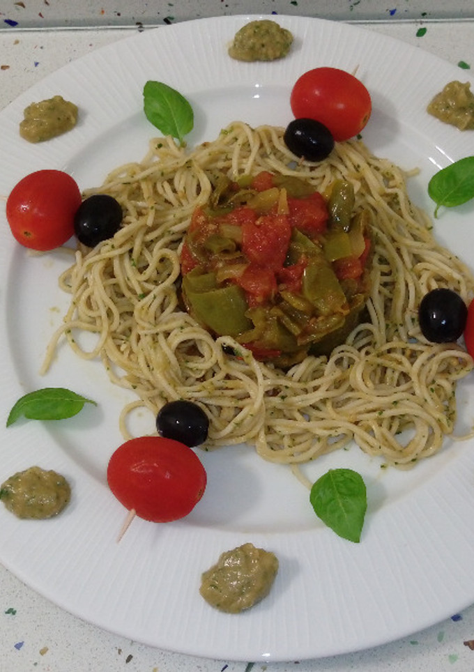 Una foto de Fideos chinos con guacamole y pimentada