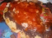 Una foto de bistec y frijoles