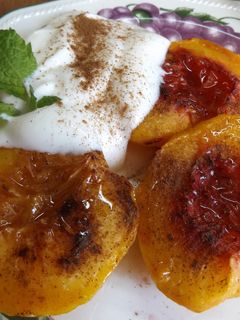 Una foto de Melocotones rojos con vino moscatel a la vainilla