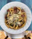 Penne rigatti con hongos portobello, salchicha parrillera y cebolla de verdeo