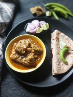 बेसन वडी रस्सा (Besan vadi rassa recipe in Hindi) रेसिपी मुख्य फोटो