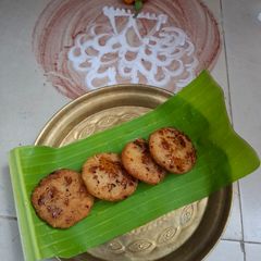 A picture of Kakara pitha (suji dumplings).