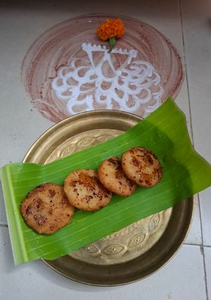 A picture of Kakara pitha (suji dumplings).