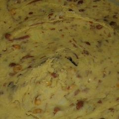 A picture of Mashed potatoes with githeri.