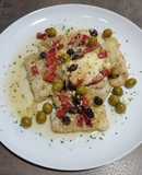 Merluza con pimientos rojos, pasas, aceitunas y huevo