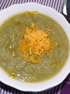 Una foto de Sopa crema de calabacines con cúrcuma y jengibre