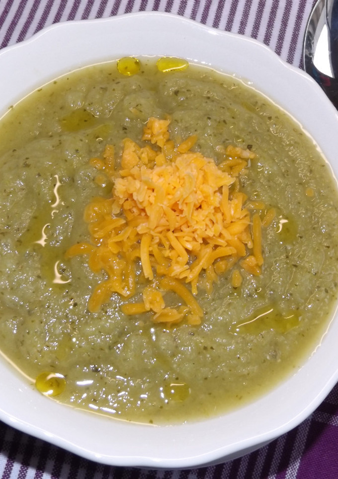 Una foto de Sopa crema de calabacines con cúrcuma y jengibre