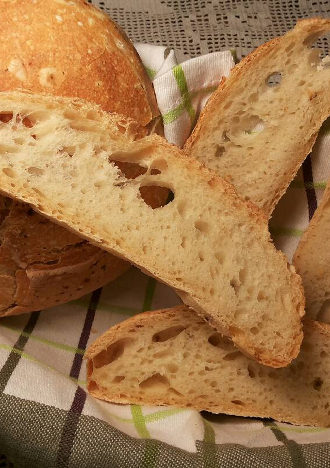 Una foto de Pan casero, hecho con biga en cocotte de barro