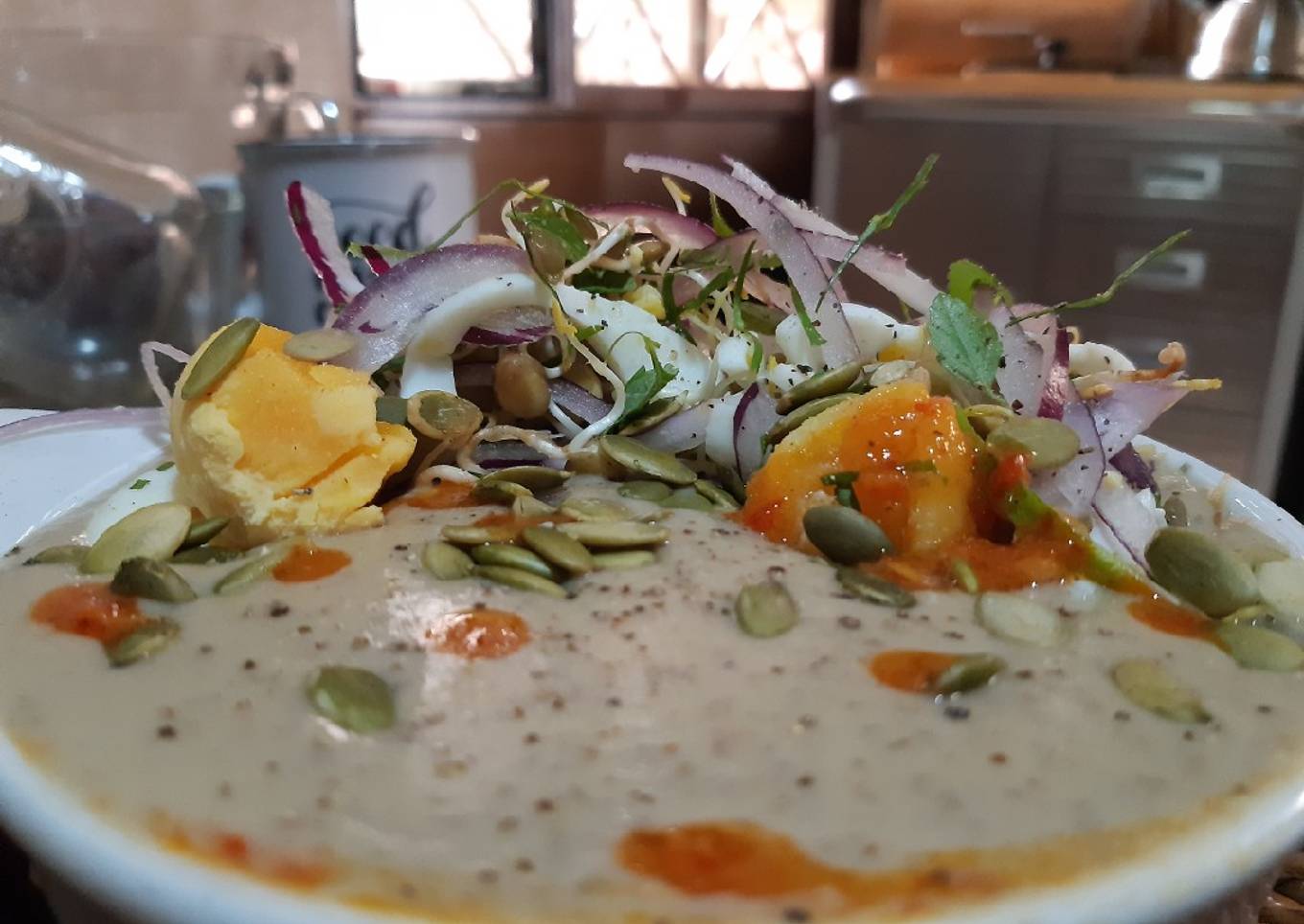 Crema de lentejas, mantequilla de maní con coco y germinados