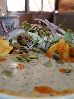 Una foto de Crema de lentejas, mantequilla de maní con coco y germinados
