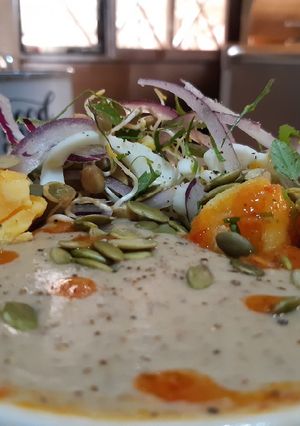 Una foto de Crema de lentejas, mantequilla de maní con coco y germinados
