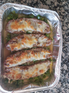 Una foto de Butifarra rellena de cebolla caramelizada y queso