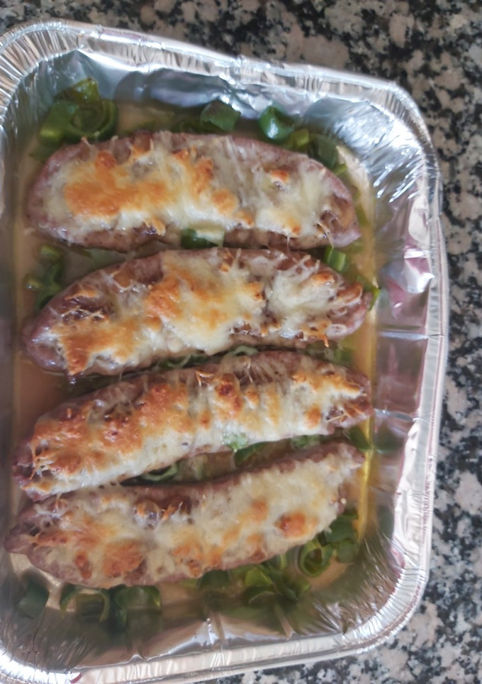 Una foto de Butifarra rellena de cebolla caramelizada y queso