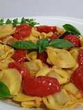 Tortellini cu brânză și roșii cherry, în sos alb