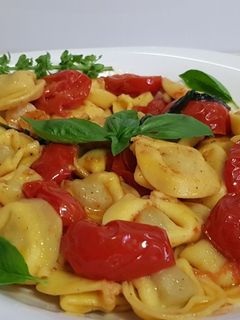 O poză a rețetei Tortellini cu brânză și roșii cherry, în sos alb.