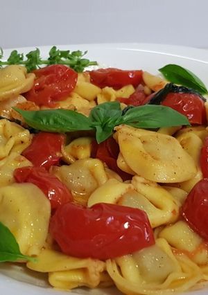 O poză a rețetei Tortellini cu brânză și roșii cherry, în sos alb.