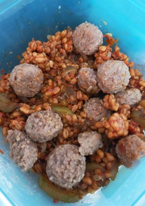 Une photo de Courgette ebly tomate avec boulettes