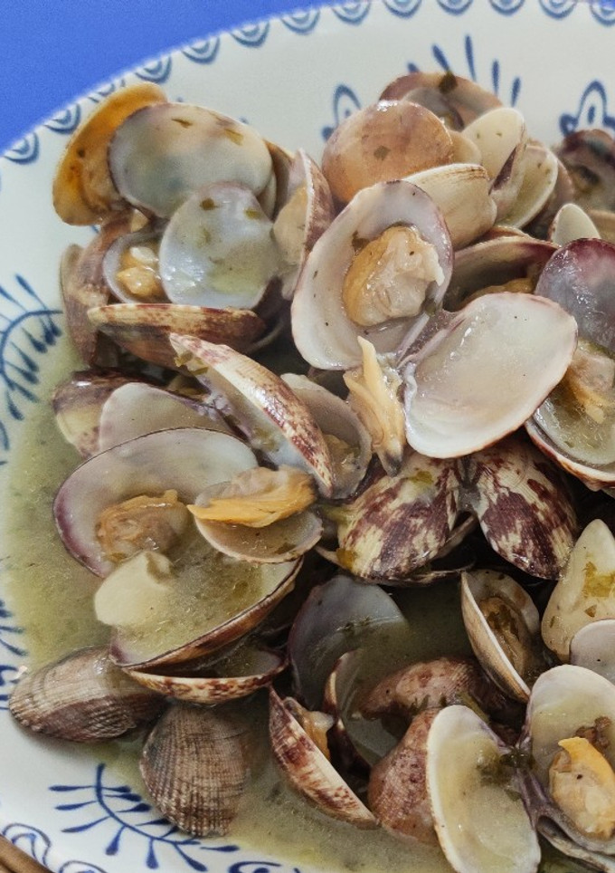 Una foto de Almejas en salsa verde