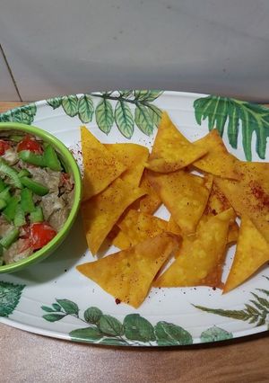 A picture of Avocado and Spinach salsa dip with Maize and Wheat flour Nachos.