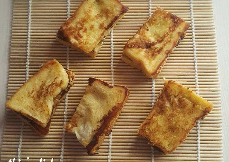Cara Gampang Menyiapkan French Toast Banana Milk with Potato Biscuits Crumbs edisi &#34;Easy Breakfast&#34; Anti Gagal