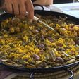 Paella de habitas, ajos tiernos y albóndigas