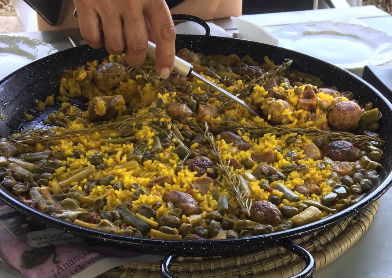 Paella de habitas, ajos tiernos y albóndigas