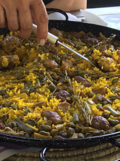 Una foto de Paella de habitas, ajos tiernos y albóndigas