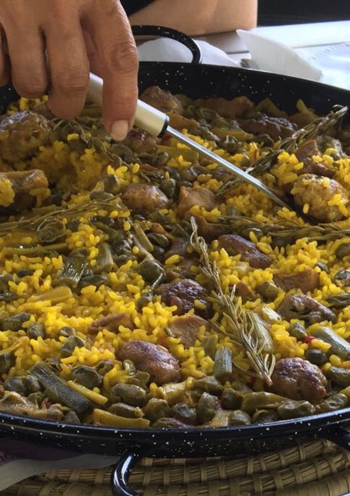 Una foto de Paella de habitas, ajos tiernos y albóndigas
