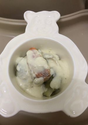 Hình của món Hoàn thánh cá hồi sốt kem hạnh nhân.