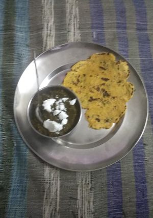 A picture of Makki ki roti sarso ka saag.