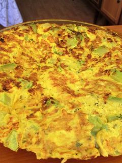 Una foto de Tortilla jugosa de calabacín con queso feta y tomillo