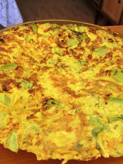 Una foto de Tortilla jugosa de calabacín con queso feta y tomillo