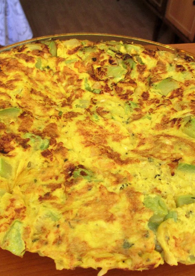 Una foto de Tortilla jugosa de calabacín con queso feta y tomillo