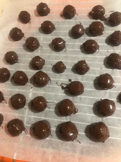 Una foto de Bombones de coco con cobertura de chocolate (a mi manera 😉)