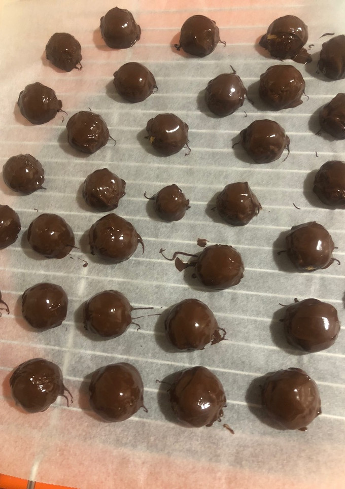 Una foto de Bombones de coco con cobertura de chocolate (a mi manera 😉)