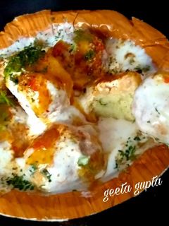 मूंग की दाल के दही बड़े (Moong ki dal ke dahi bade recipe in hindi) रेसिपी मुख्य फोटो