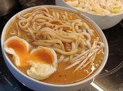 Una foto de ramen picante