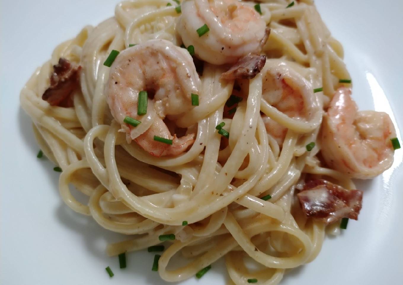 Shrimp and bacon linguine in sour cream sauce