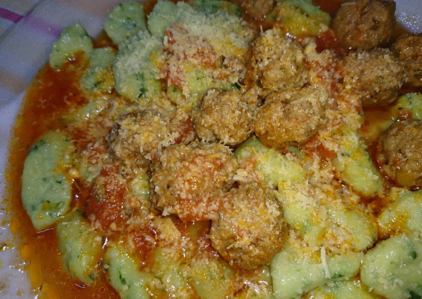 Ñoquis de espinaca con mini albóndigas