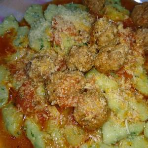 Ñoquis de espinaca con mini albóndigas