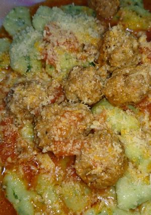 Una foto de Ñoquis de espinaca con mini albóndigas