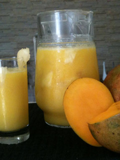 Una foto de Jugo de mango con daditos de piña